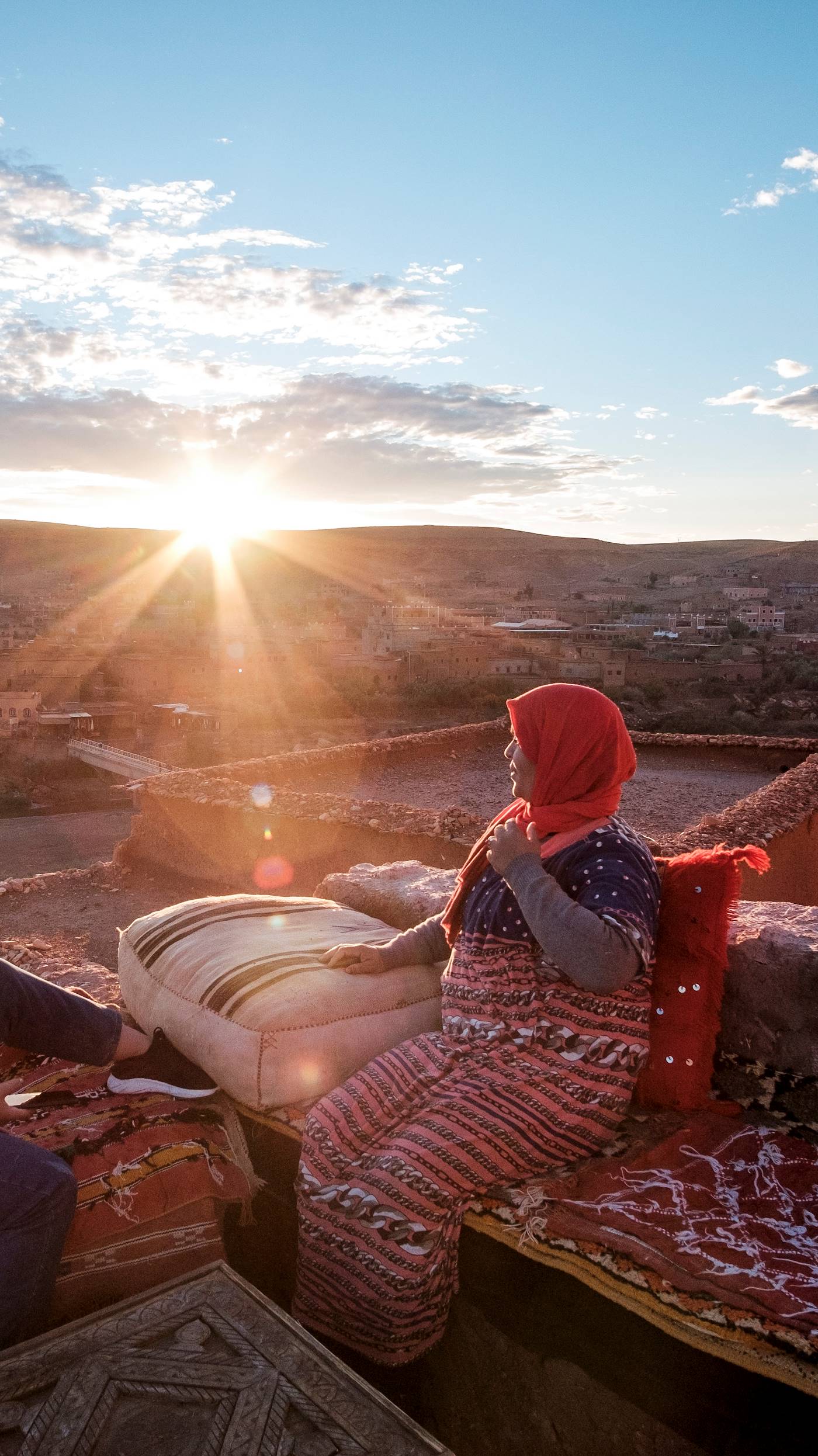 Femmes sur une terrasse du Ksar Aït Benhaddou, au coucher du soleil - Maroc