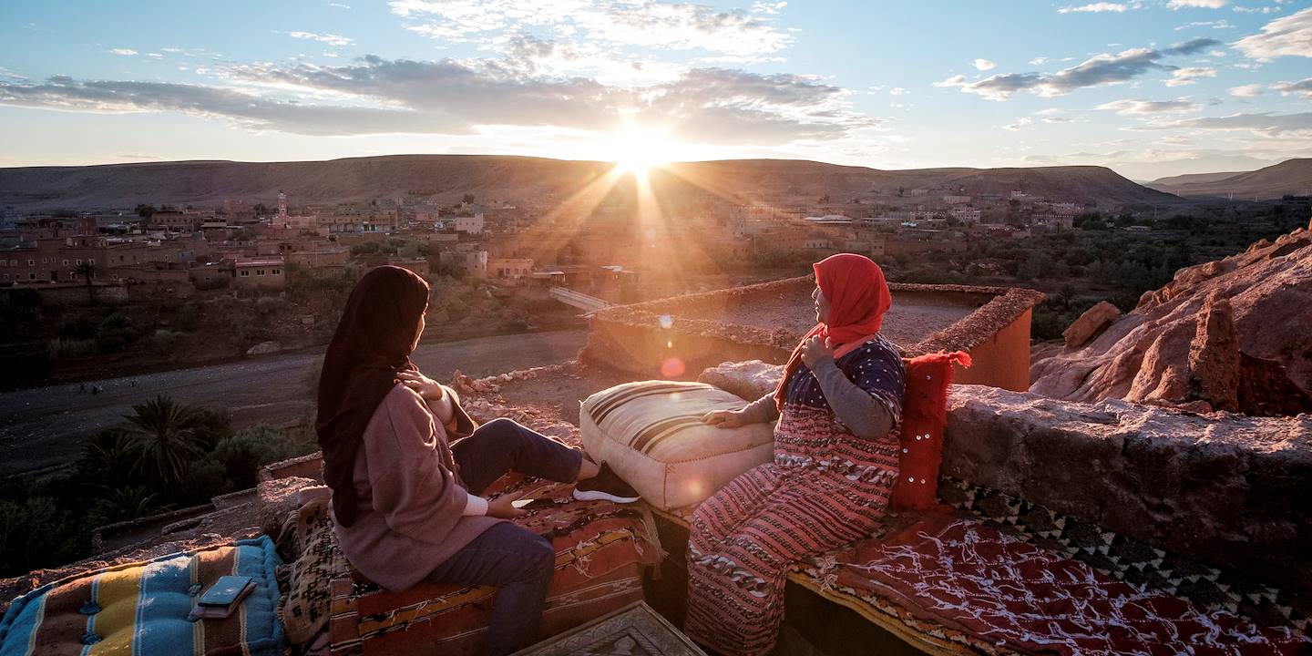 Femmes sur une terrasse du Ksar Aït Benhaddou, au coucher du soleil - Maroc