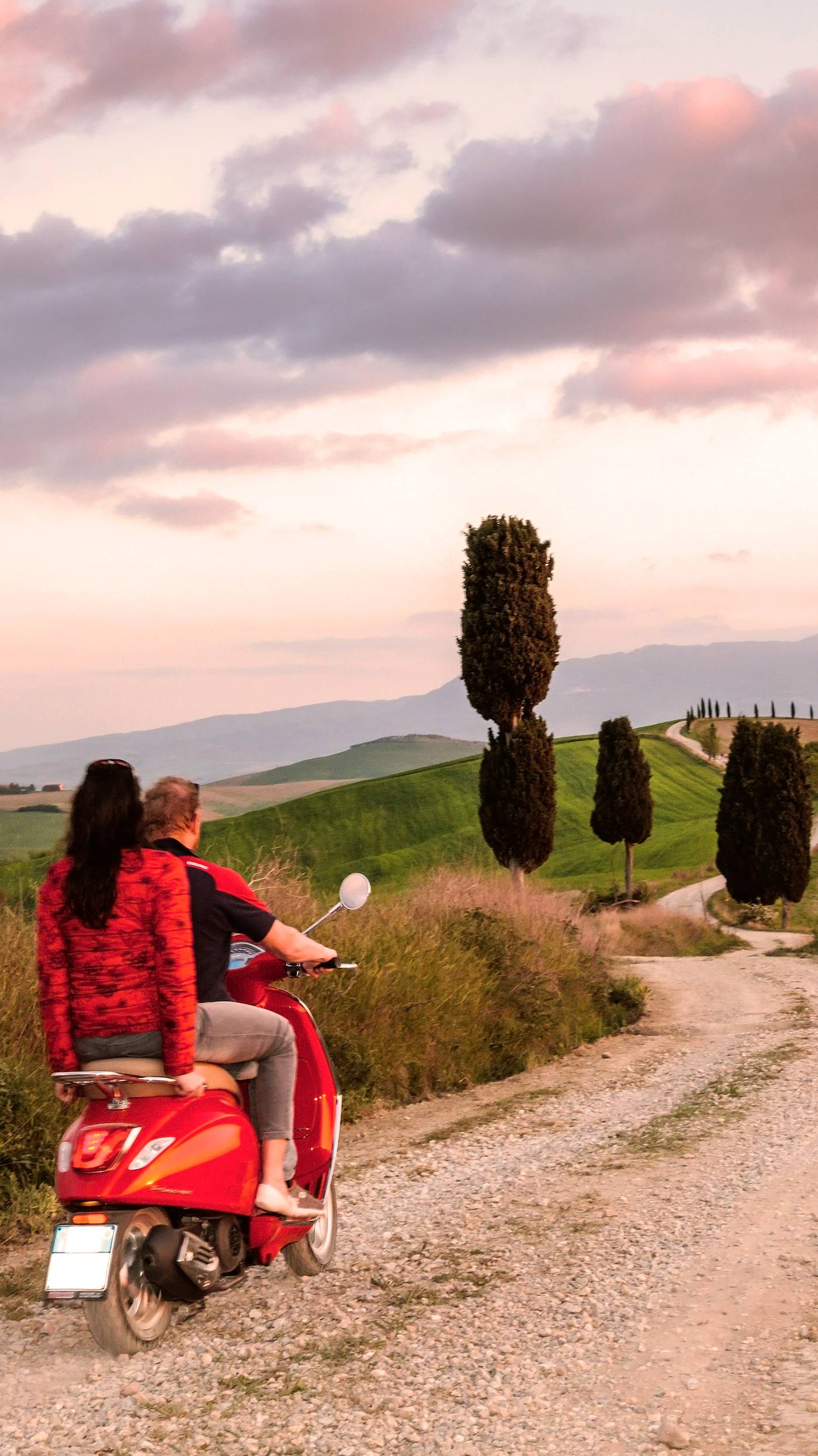 Couple en vespa au coucher du soleil - Val d'Orcia - Toscane - Italie