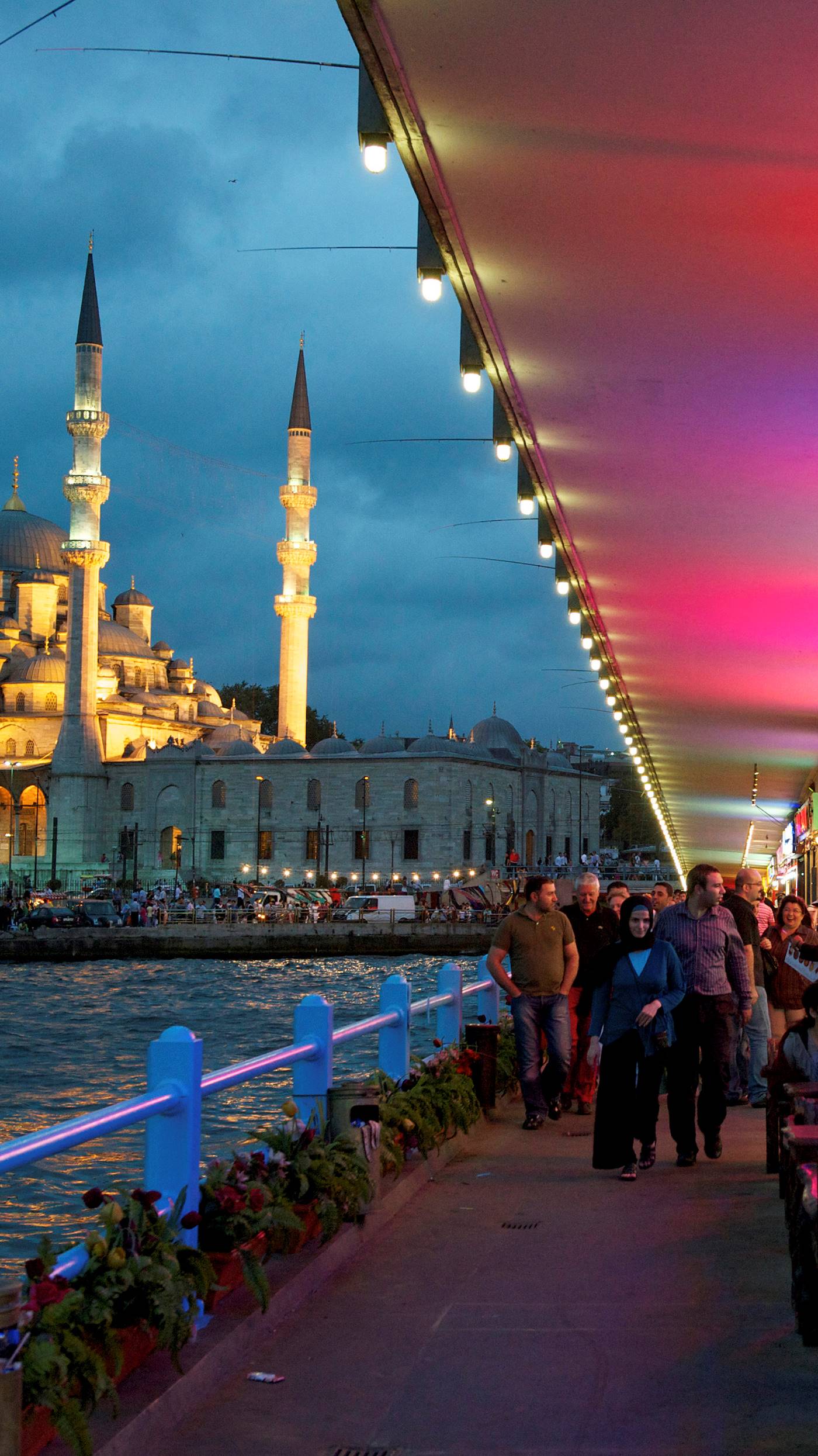 Restaurants sous le pont de Galata dans le quartier d'Eminönü - Istanbul - Turquie