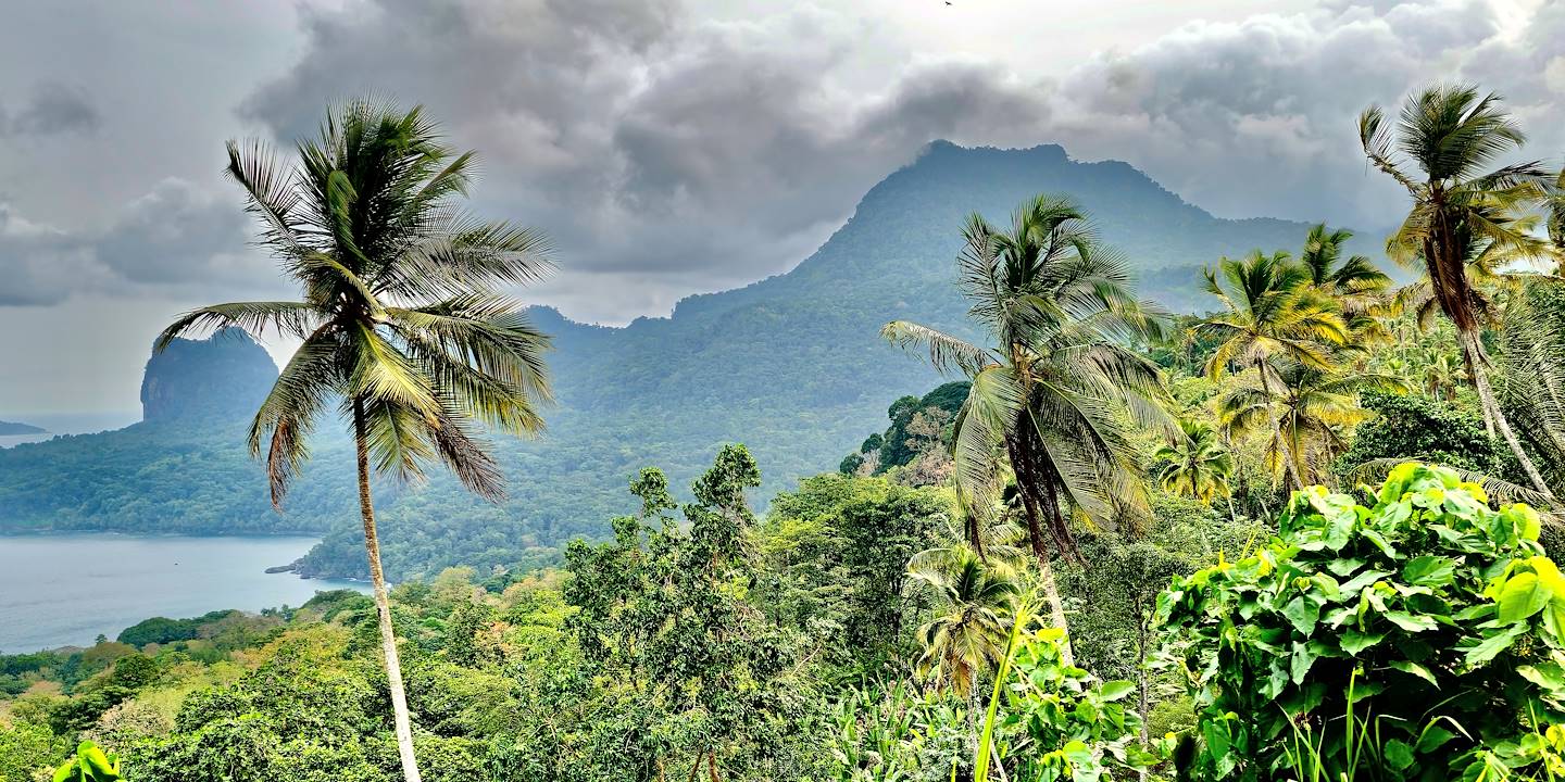 Vue sur la côte de Principe et ses montagnes - Sao Tomé et Principe