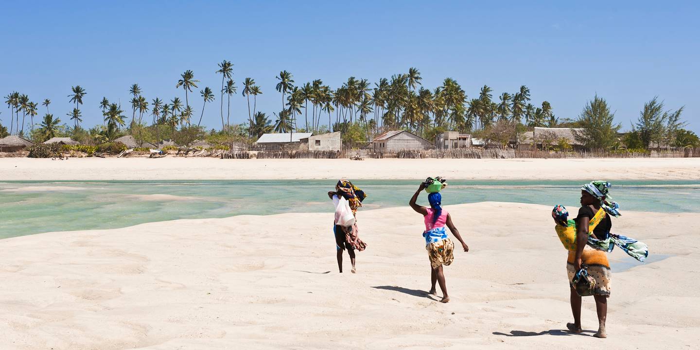 Femmes sur la plage - Ile de Ibo - Archipel Quirimba - Mozambique