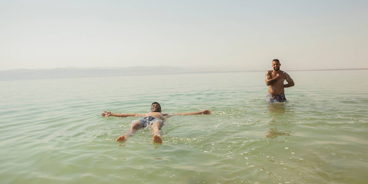 Baignade dans la Mer Morte - Mer Morte - Jordanie