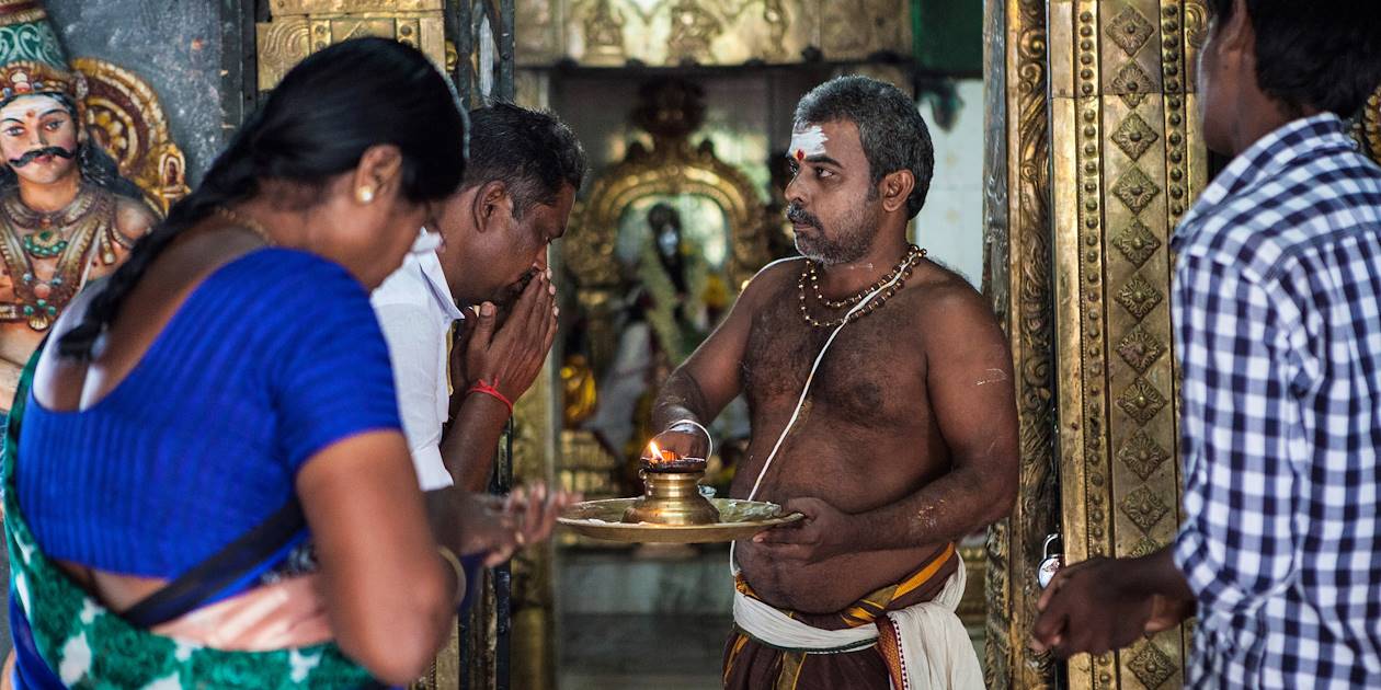 Prière dans le temple Sri Meenakshi - Madurai - Tamil Nadu - Inde