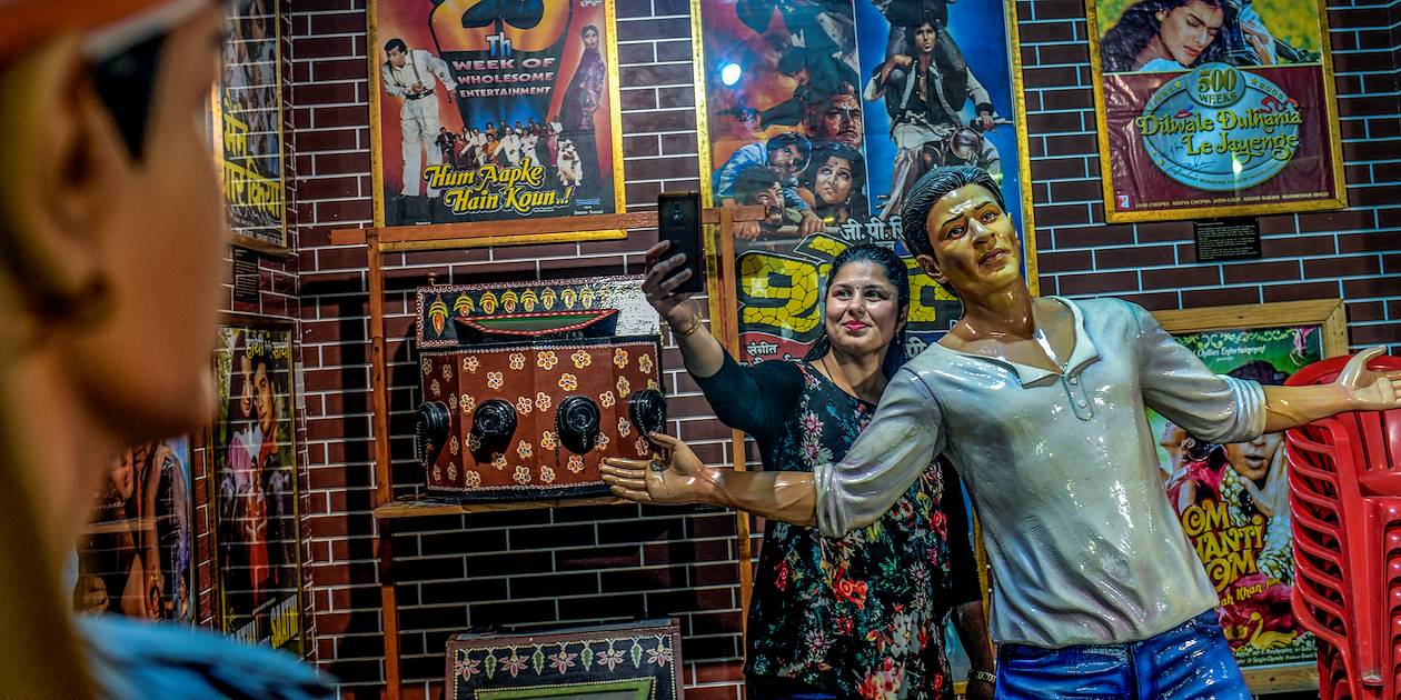 Selfie avec une statue de l'acteur Shahrukh Khan - Bombay (Mumbai) - Inde