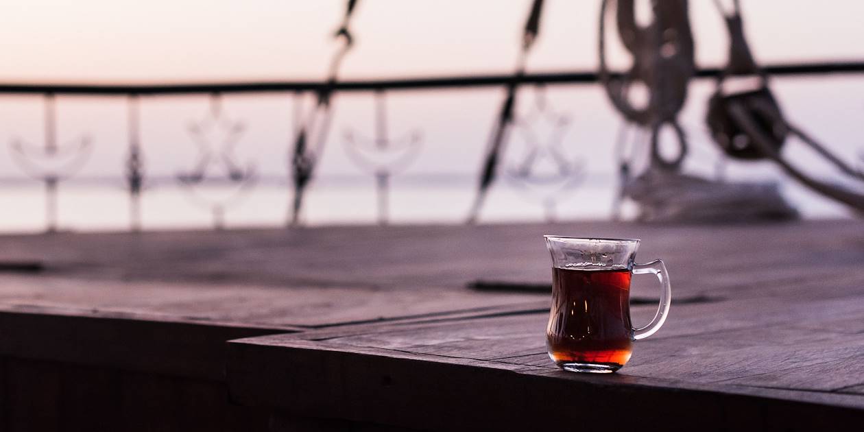 Thé sur le pont de la Flâneuse du Nil - Égypte