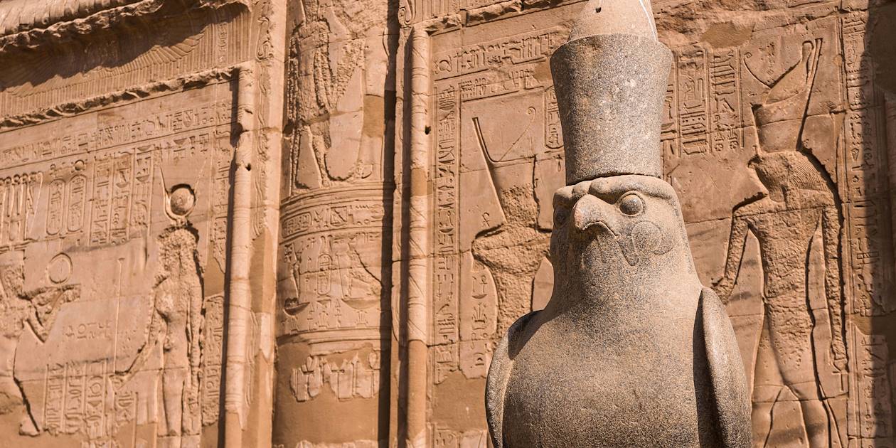 Statue d'Horus devant le Temple d'Horus - Edfou - Égypte