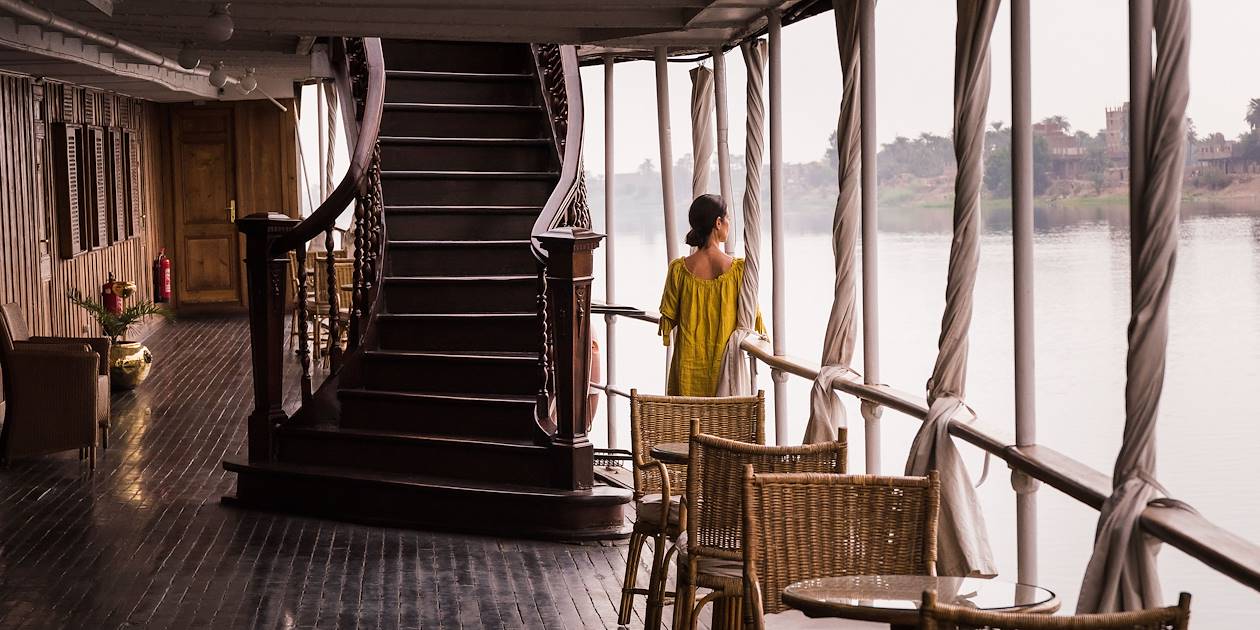 Vue sur les rives du Nil depuis le pont du Steam Ship Sudan - Égypte