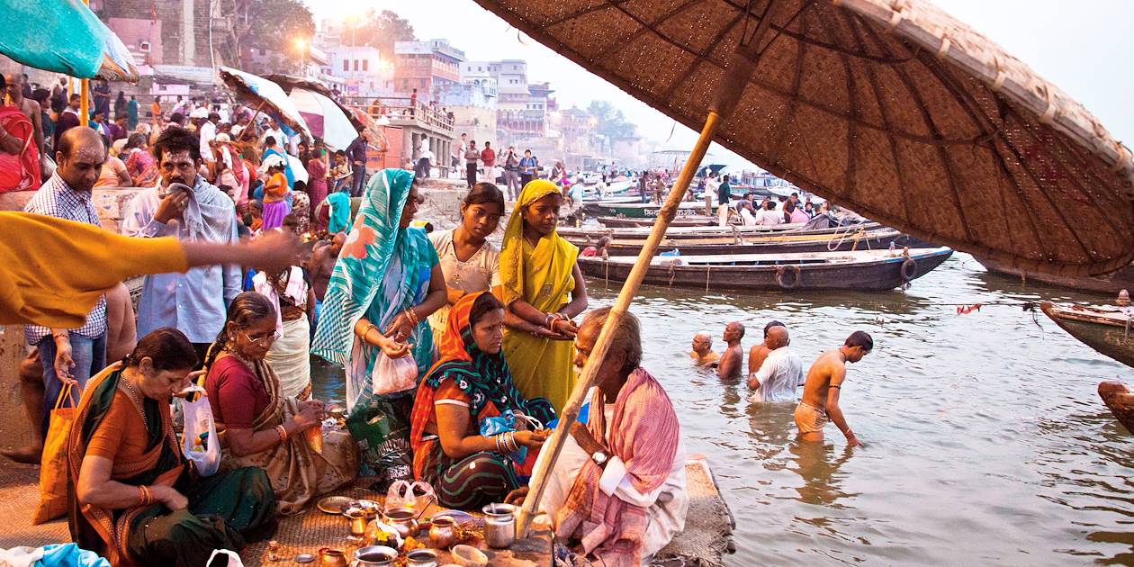 Marchand d'offrandes le long du Gange - Varanasi - Uttar Pradesh - Inde