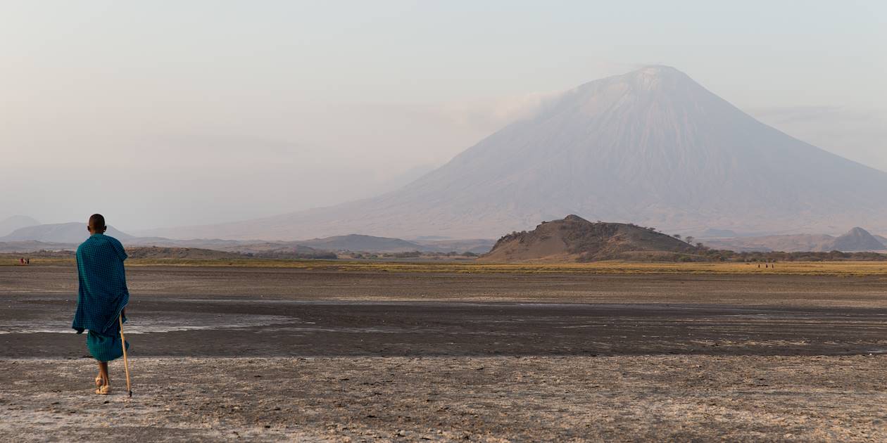 Marche au pied du volcan Ol Donyio Lengaï avec un Maasaï - Lac Natron - Tanzanie
