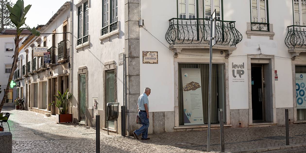 Scène de vie dans le centre historique de Tavira - Algarve - Portugal