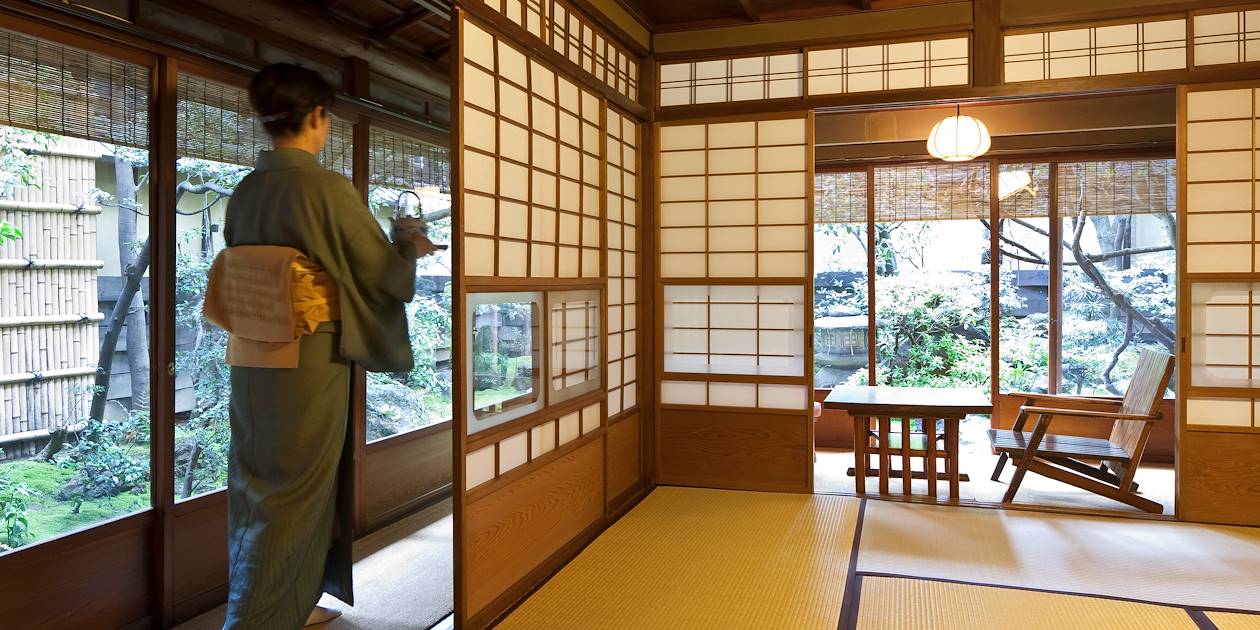 Femme en tenue traditionnelle dans un ryokan - Kyoto - Japon