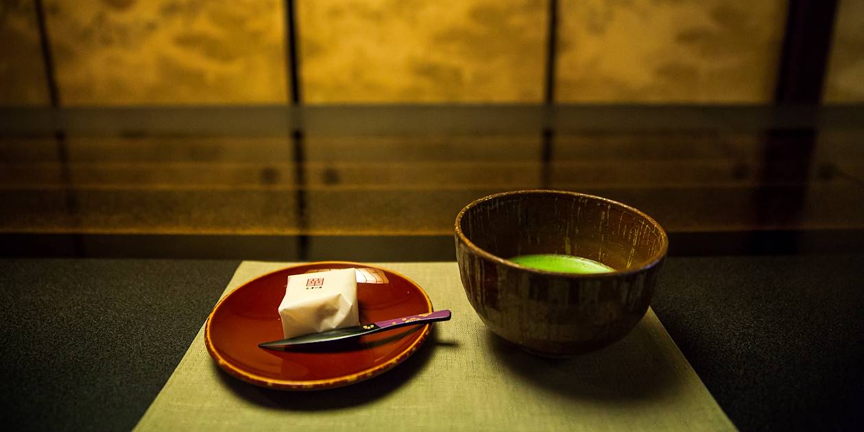 Boire le thé matcha traditionnel - Japon