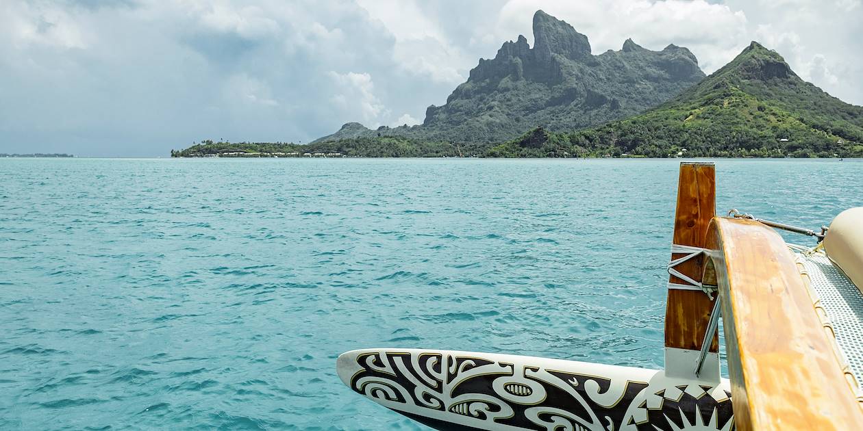 Découverte du lagon de Bora Bora en pirogue traditionnelle - Polynésie Française