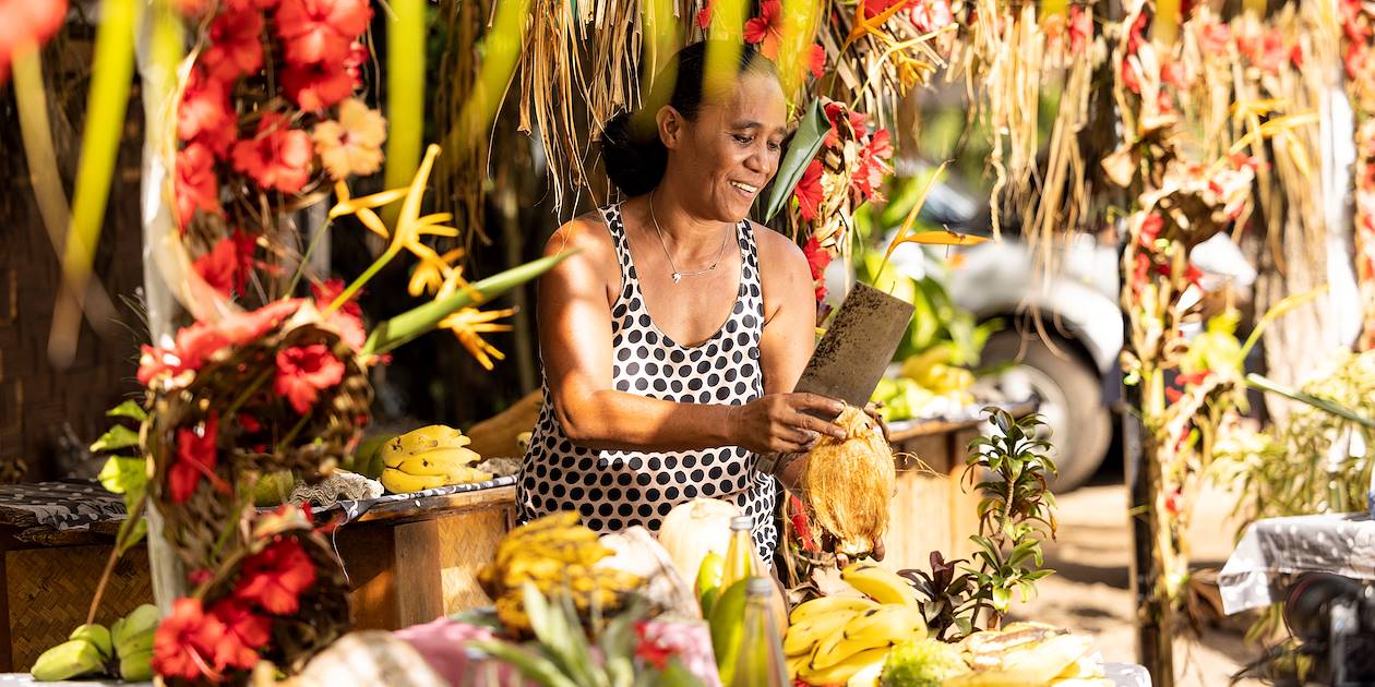 Marchande de fruits à Moorea - Polynésie française