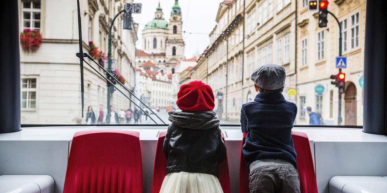 Enfants à l'arrière d'un bus - Prague - République Tchèque