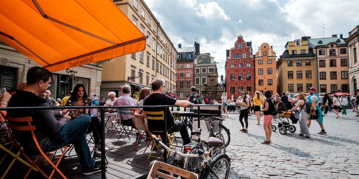 Gamla Stan, vieille ville historique de Stockholm : terrasse de café sur la place Stortorget - Suède