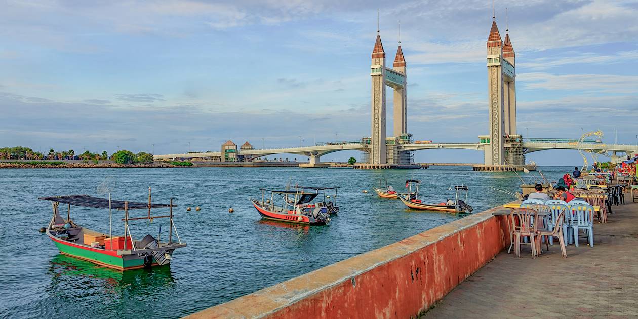 Scène de vie près du pont de Kuala Terengganu - Malaisie
