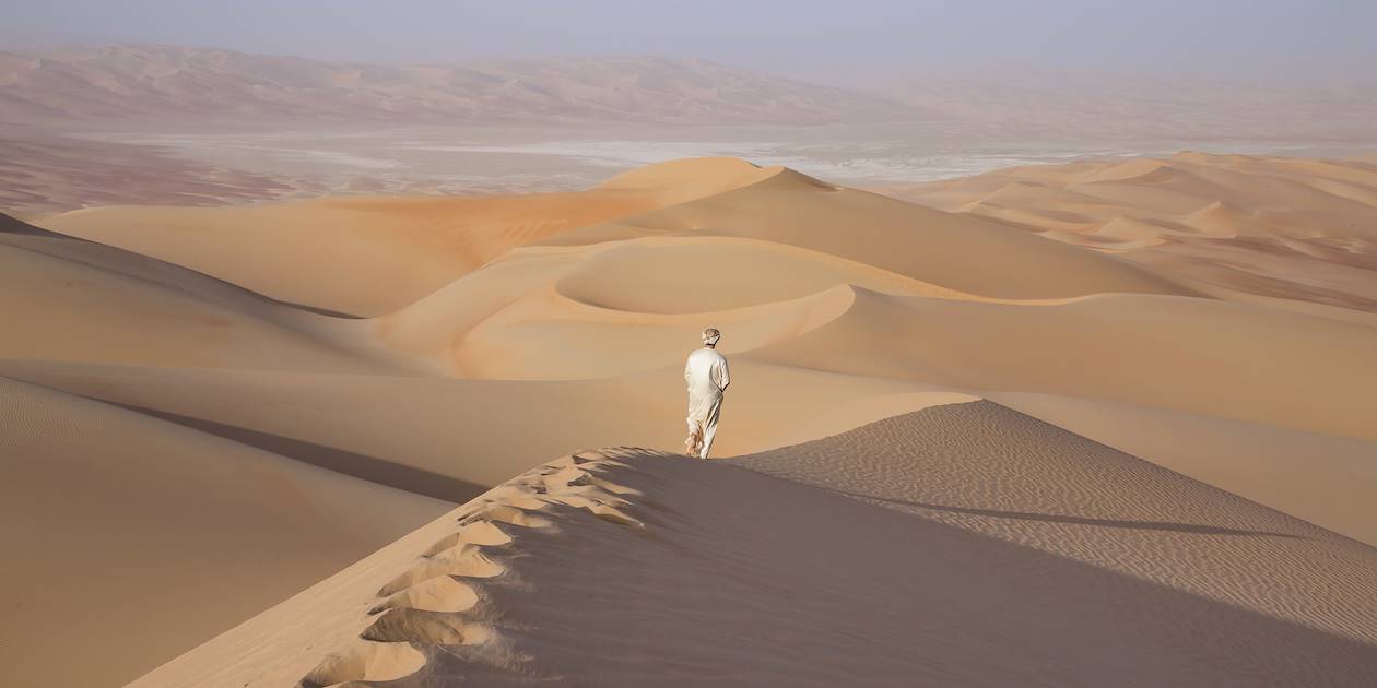 Homme dans le désert de Liwa - Emirats Arabes Unis