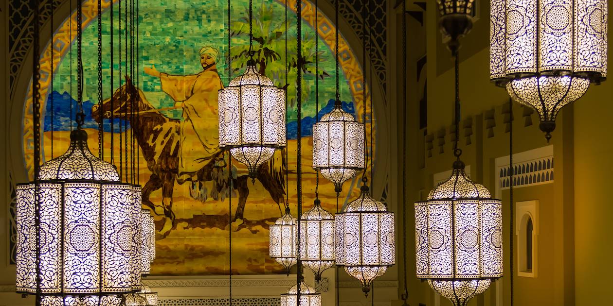 Lanternes traditionnelles à l'intérieur d'un hôtel de Dubaï - Emirats Arabes Unis
