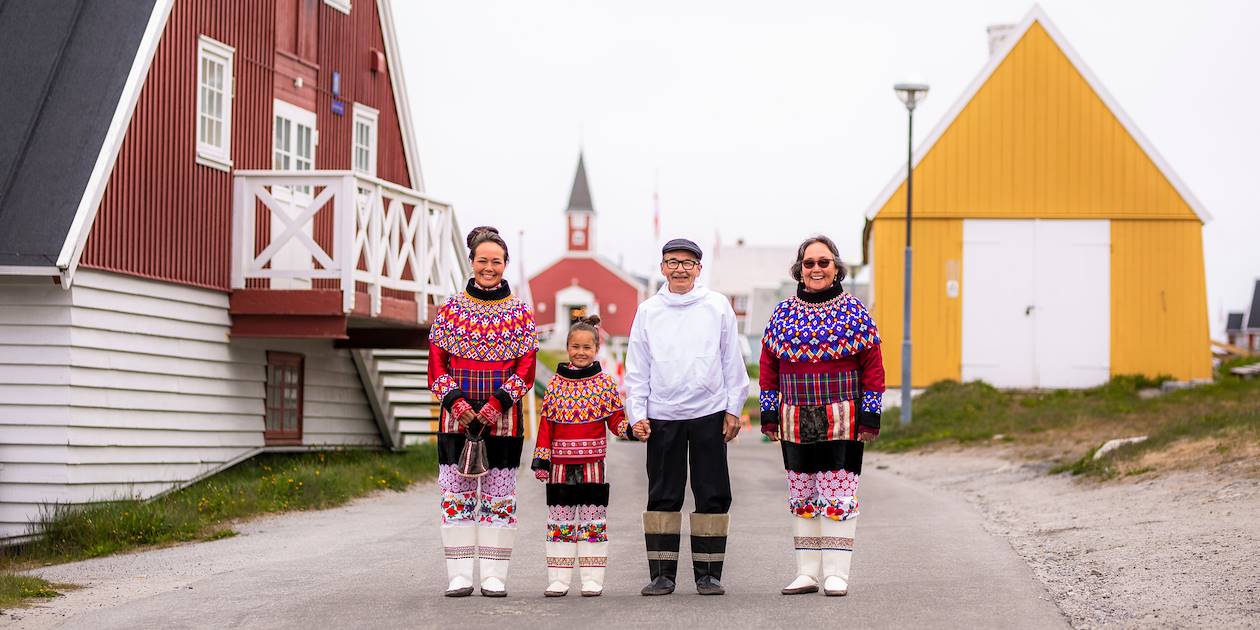 Famille en costume traditionnel le jour de la Fête Nationale - Groenland