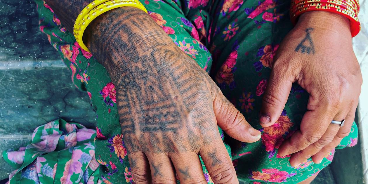 Mains tatouées d'une femme du peuple Tharu - Chitwan - Népal
