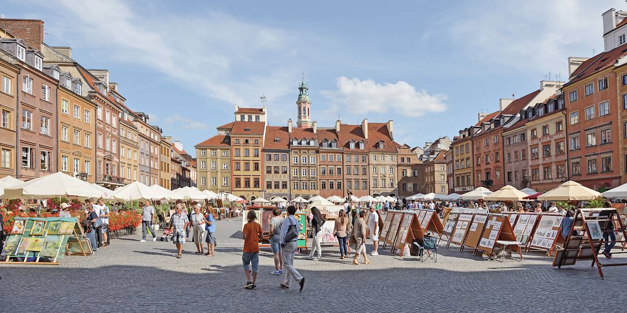 Scène de vie sur une place de la vieille ville de Varsovie - Pologne