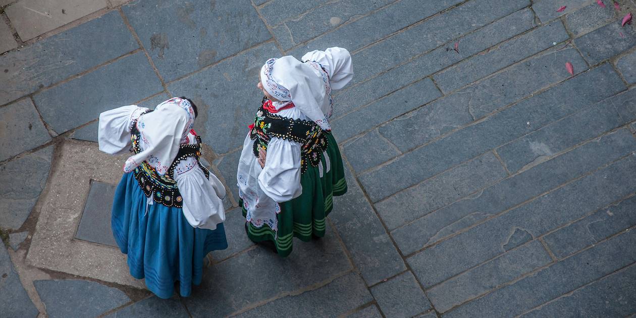Femmes en costume traditionnel à Cracovie - Pologne