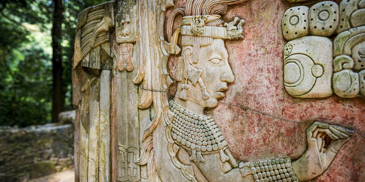 Détail d'un bas relief du site archéologique Tikal - Guatemala 