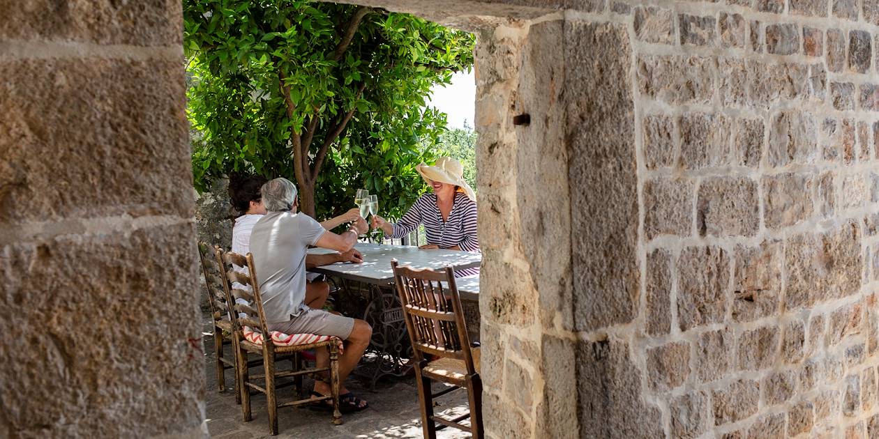 Terrasse entre amis dans la région de Podgorica - Monténégro
