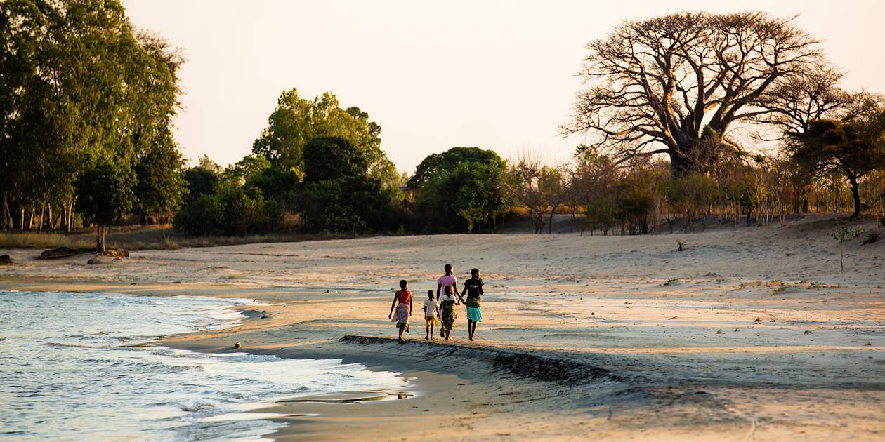 Enfants sur une berge du Lac Malawi, au coucher du soleil - Malawi