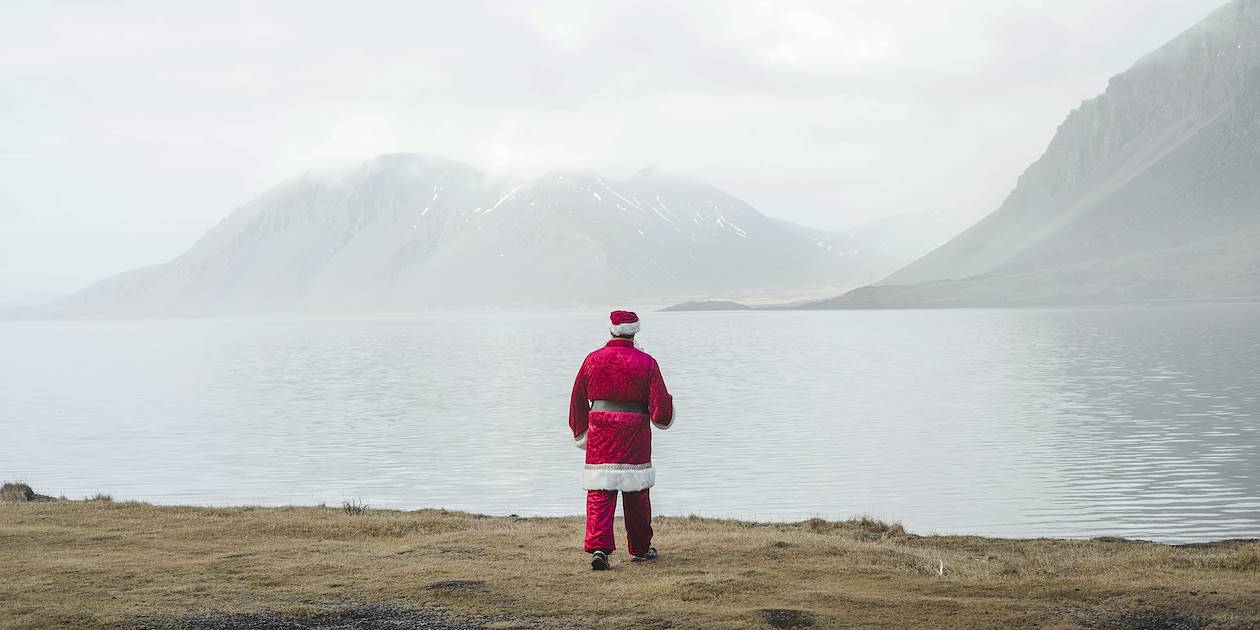 Père Noël face aux montagnes islandaises - Islande
