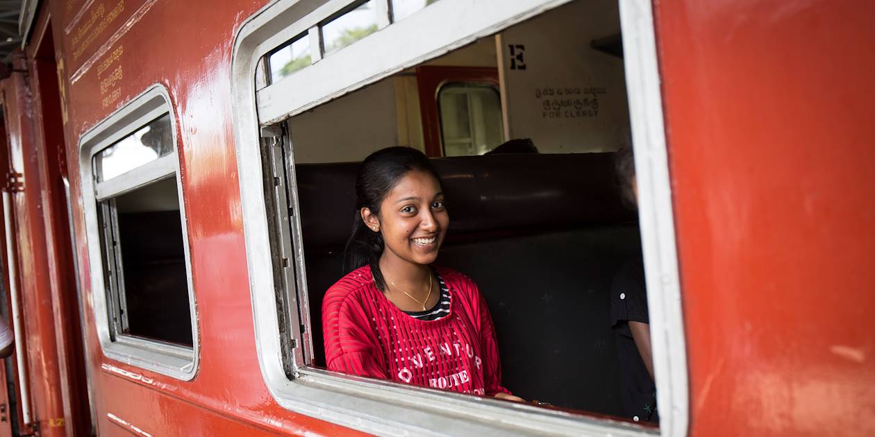 Voyage en train : liaison d'Ella à Kandy : portrait d'une jeune femme dans la gare de Kandy - Kandy - Centre - Sri Lanka
