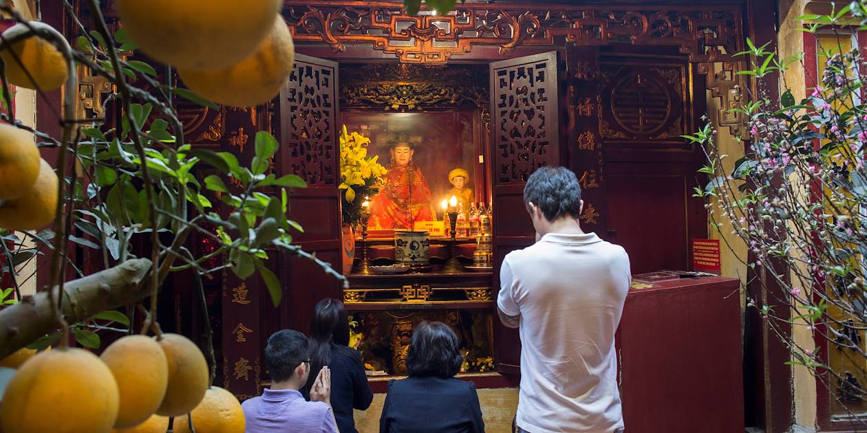 Moment de prières dans une pagode bouddhiste - Hanoï - Vietnam
