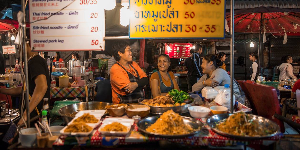 Le Marché Kad Luang et street food by night - Chiang Mai - Thaïlande