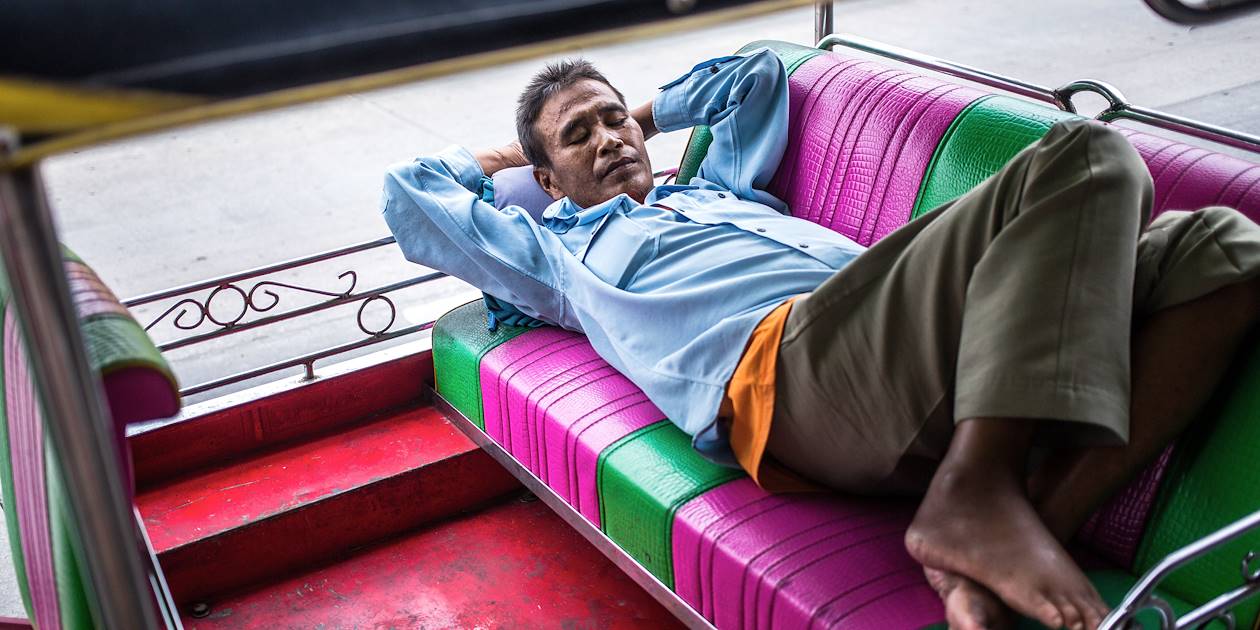 Chauffeur de tuk-tuk faisant une sieste - Bangkok - Thaïlande