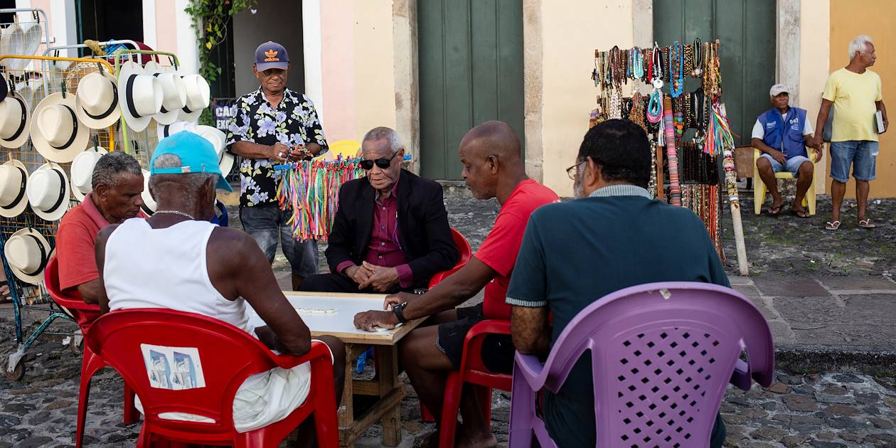 Joueurs de domino dans une rue de Pelourinho - Salvador - Brésil