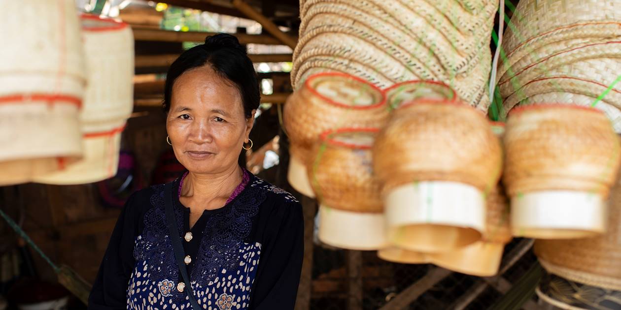 Femme exerçant de l'artisanat - Plateau des Boloven - Laos