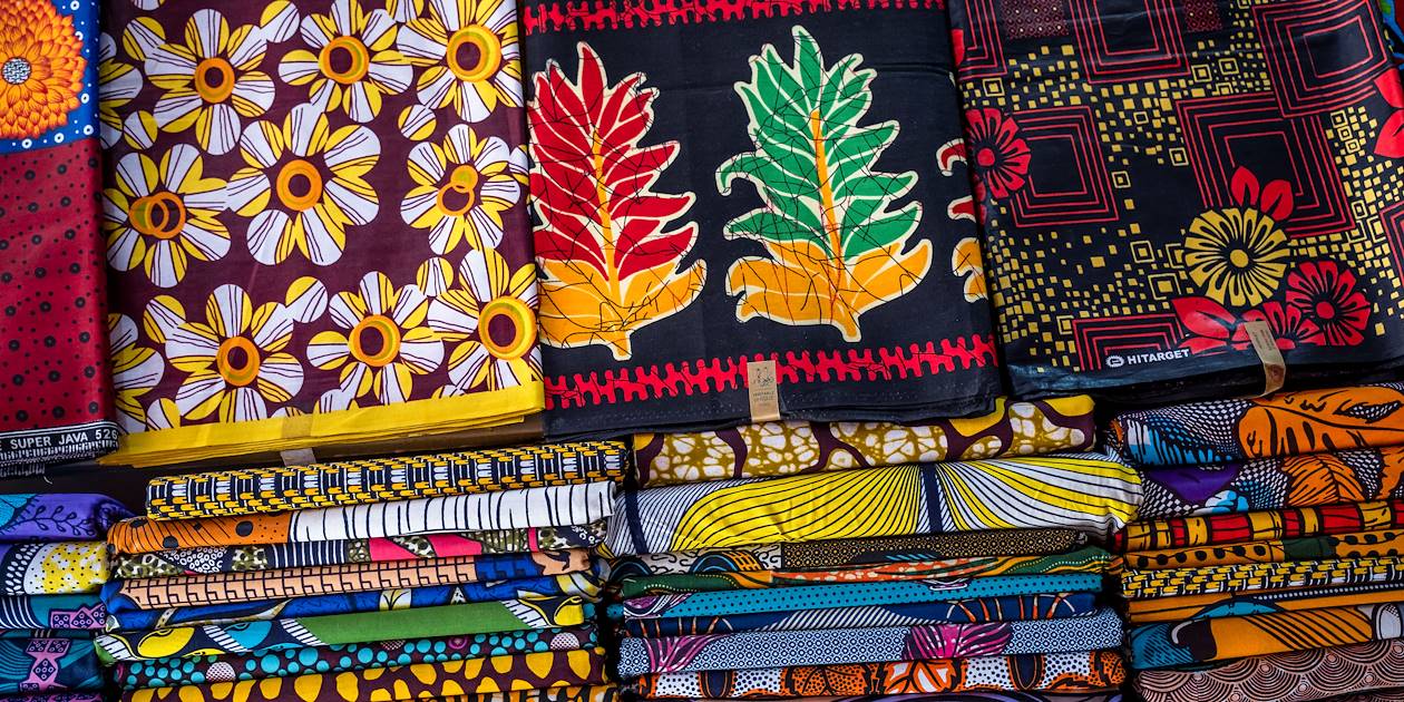 Stand de vêtements au marché de la Médina : détail de tissu traditionnel en wax - Dakar - Sénégal