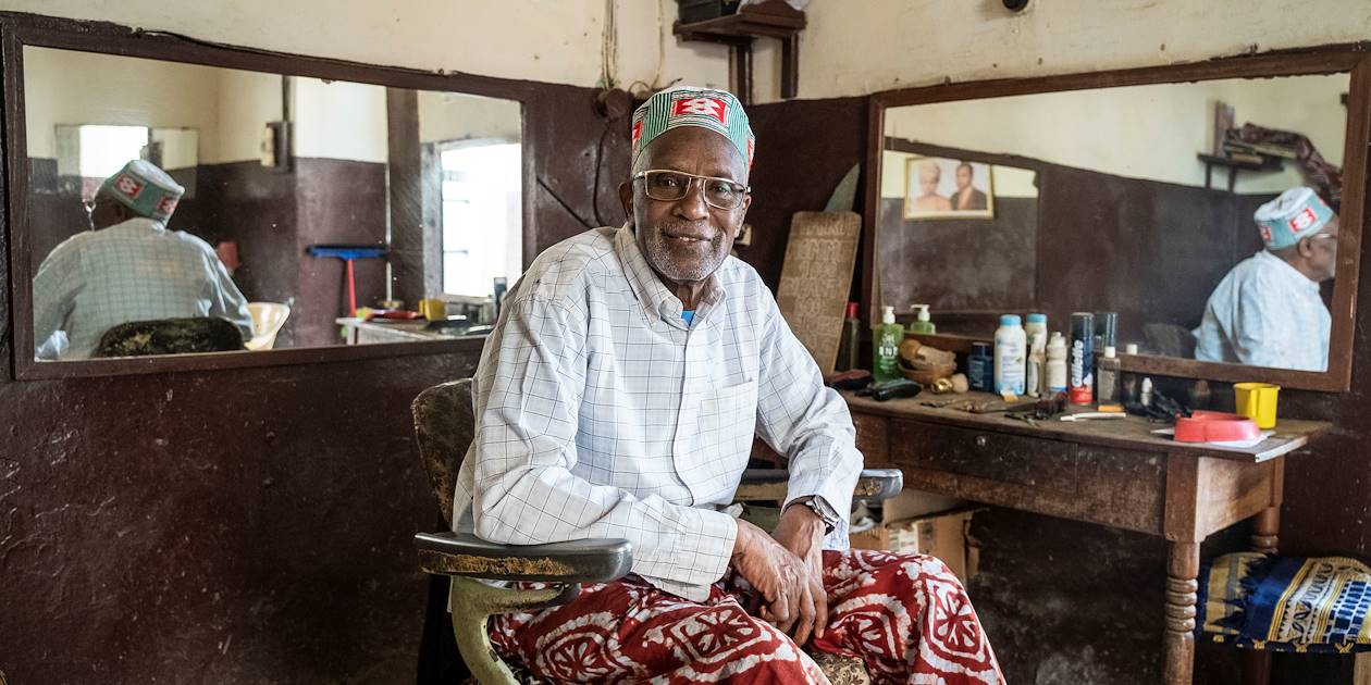 Portrait d'un coiffeur du centre historique de Saint Louis - Sénégal