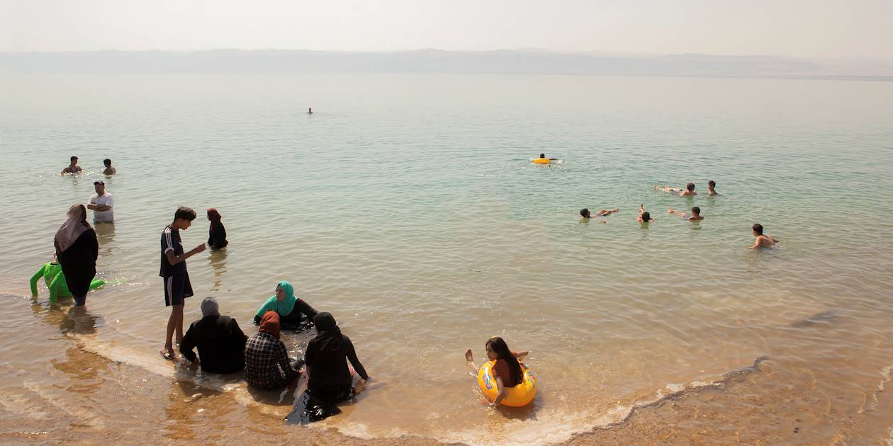 Baignade dans la Mer Morte - Mer Morte - Jordanie