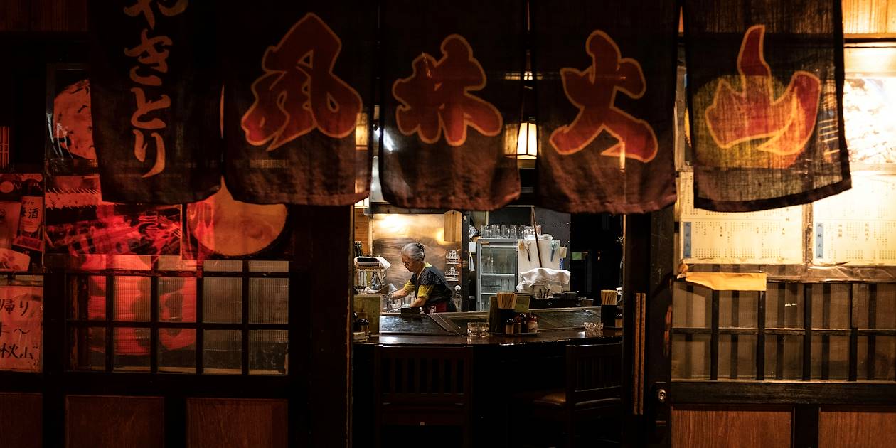 Scène de vie dans un restaurant typique de Tokyo - Japon