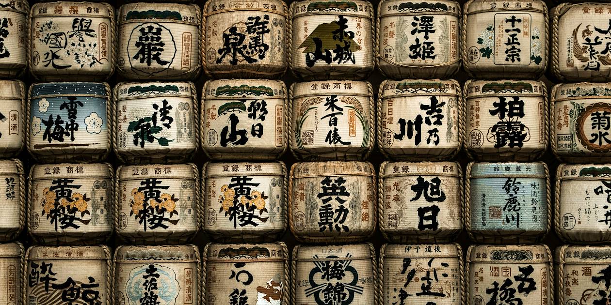 Barils de saké à l'entrée d'un temple de Tokyo - Japon