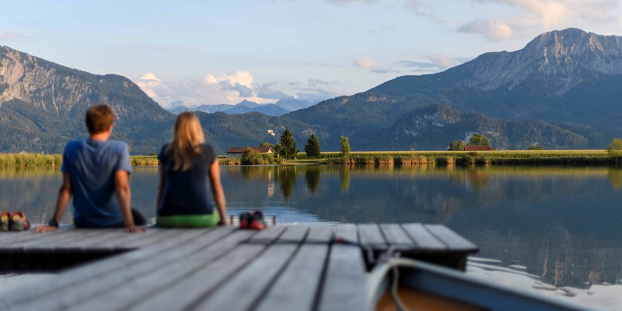 Couple sur un ponton face au lac Staffelsee - Bavière - Allemagne 