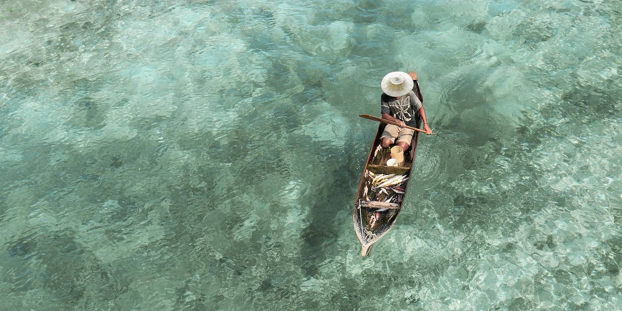 Pêcheur au large de l'île de Bornéo - Malaisie