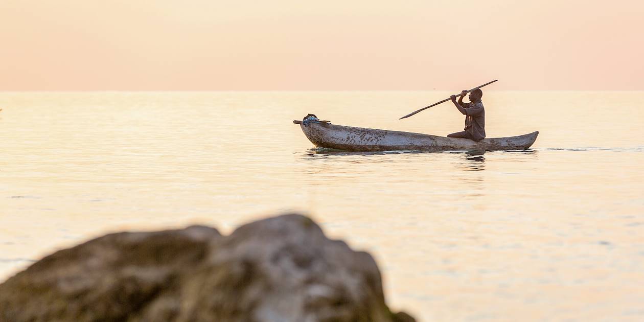 Pêcheur sur le Lac Malawi, au coucher du soleil - Malawi
