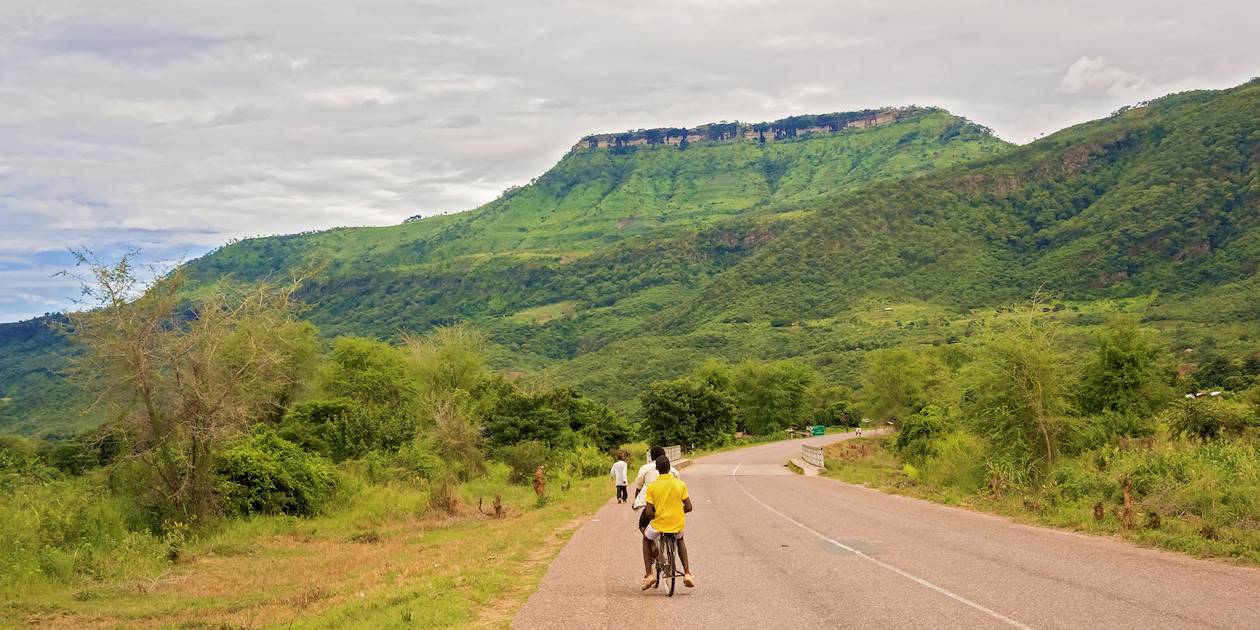 Scène de vie sur une route près de Khondowe - Malawi
