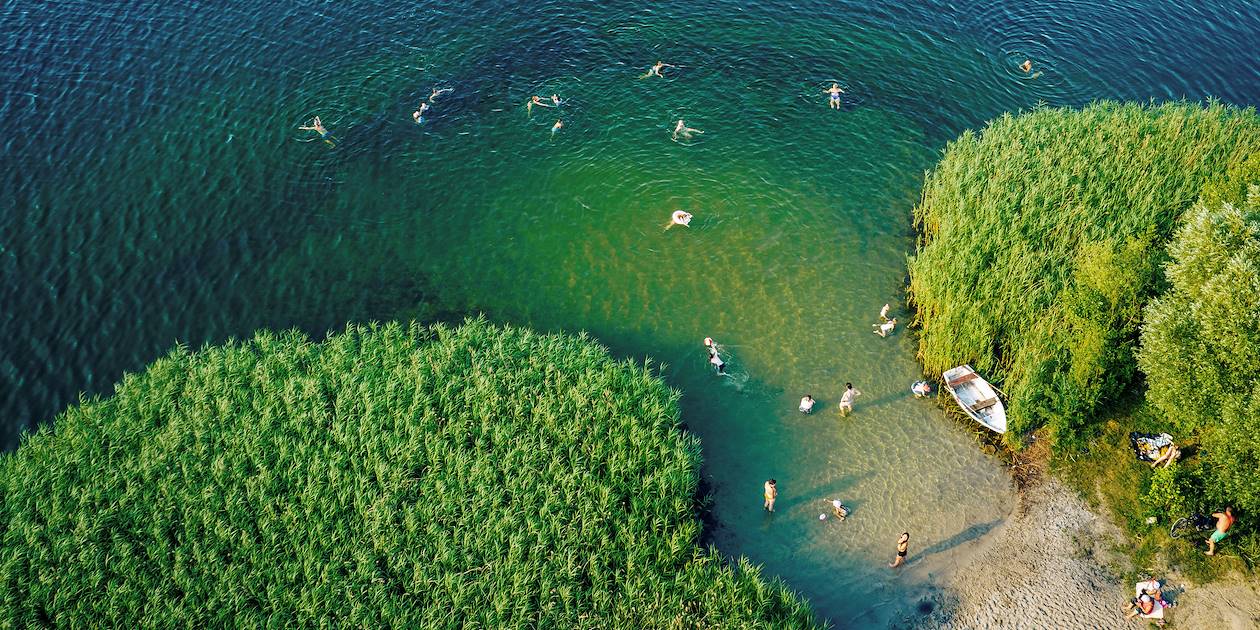 Baignade estivale dans la région des lacs de Mazurie - Pologne