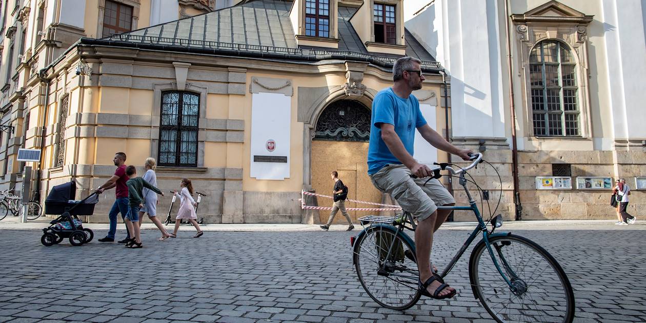 Cycliste dans le centre historique de Wroclaw - Pologne