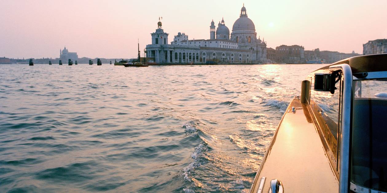 La basilique Santa Maria della Salute vue depuis un vaporetto, Venise - Italie.